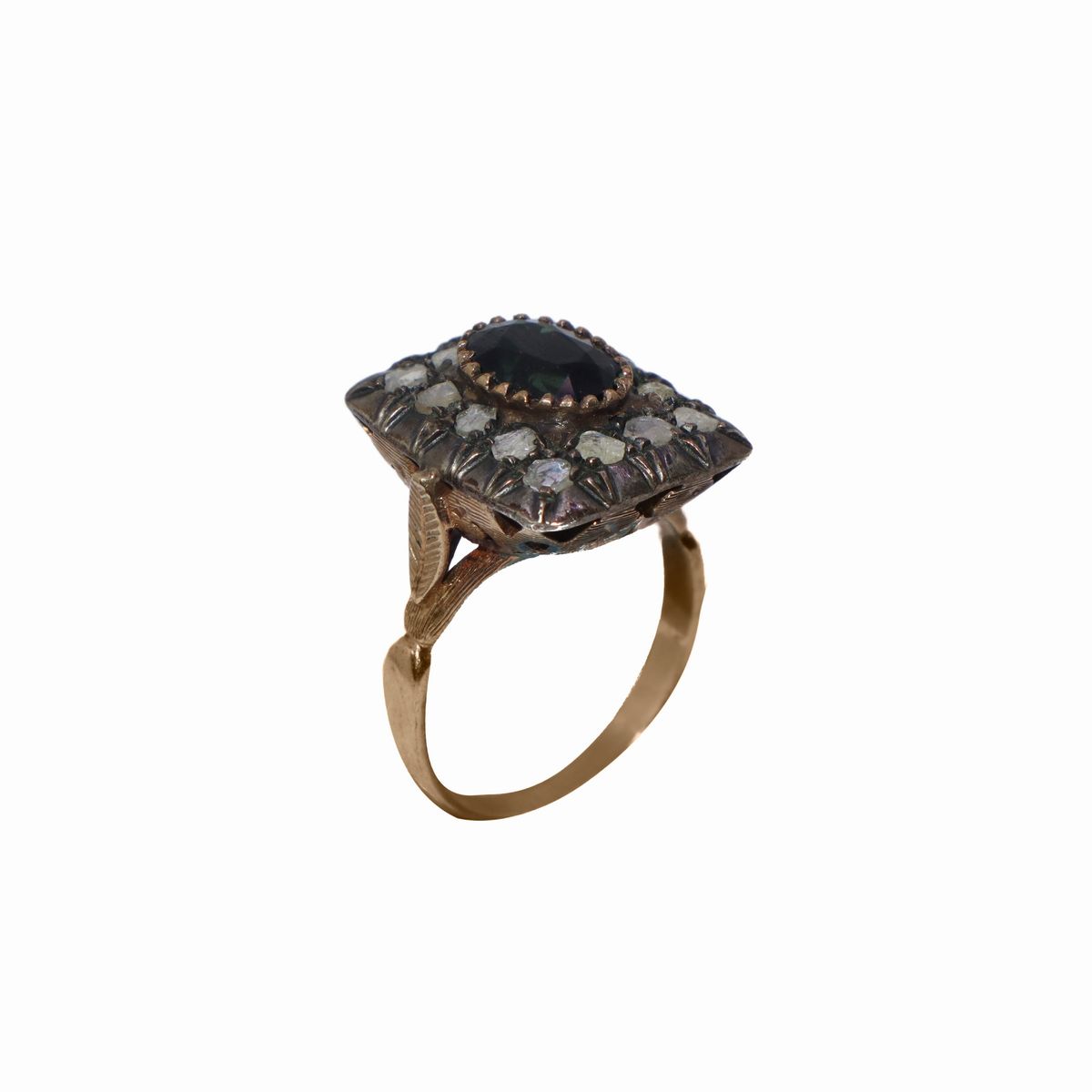 Anello in Oro e Argento con Zaffiro Centrale e Rosette di Diamanti