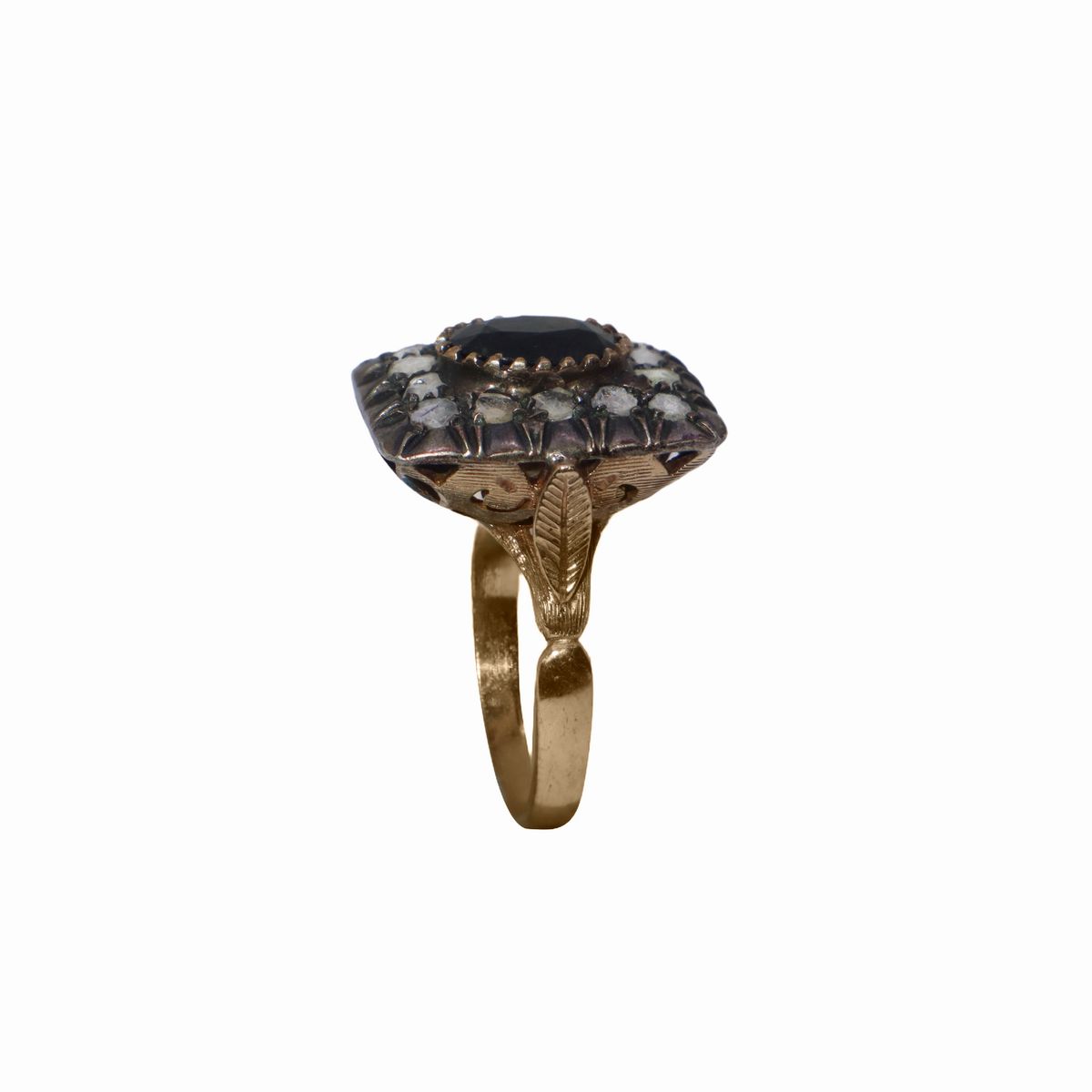 Anello in Oro e Argento con Zaffiro Centrale e Rosette di Diamanti
