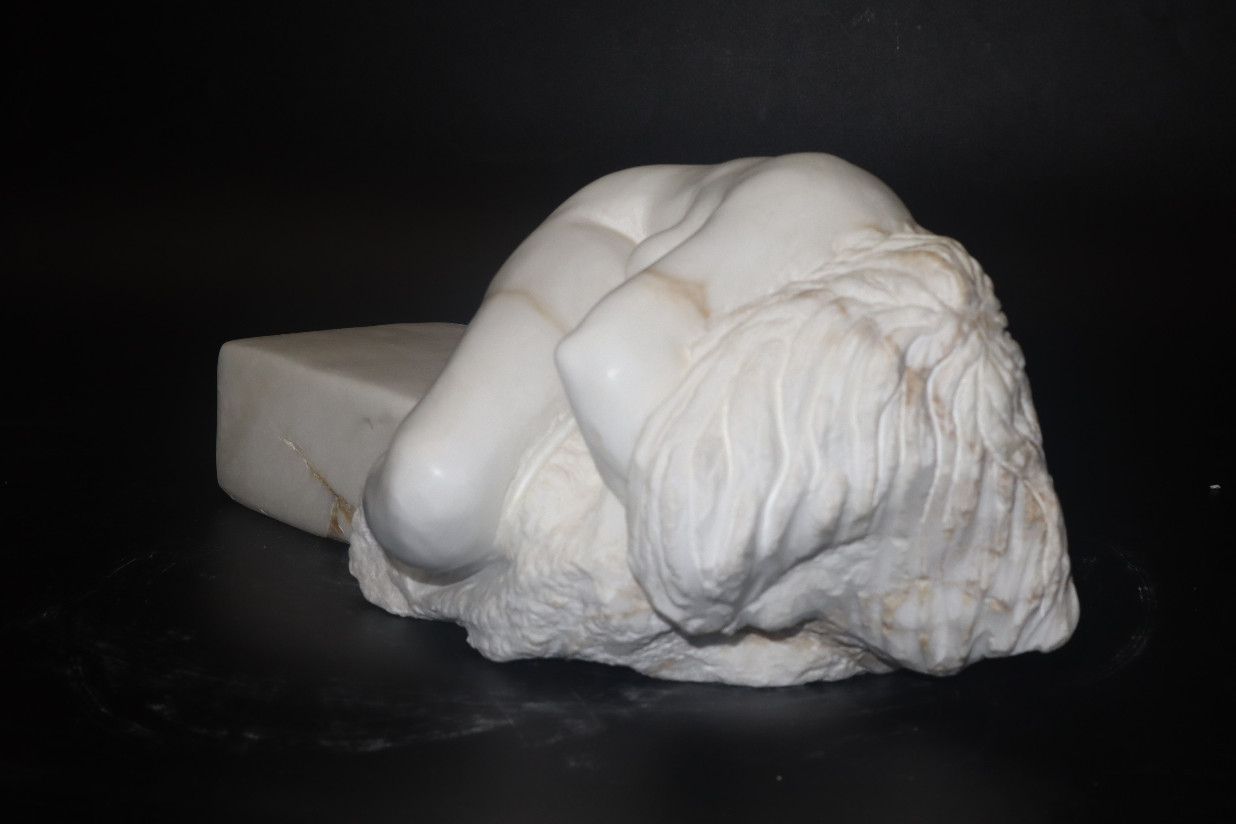 Nudo di donna di schiena, su base in marmo