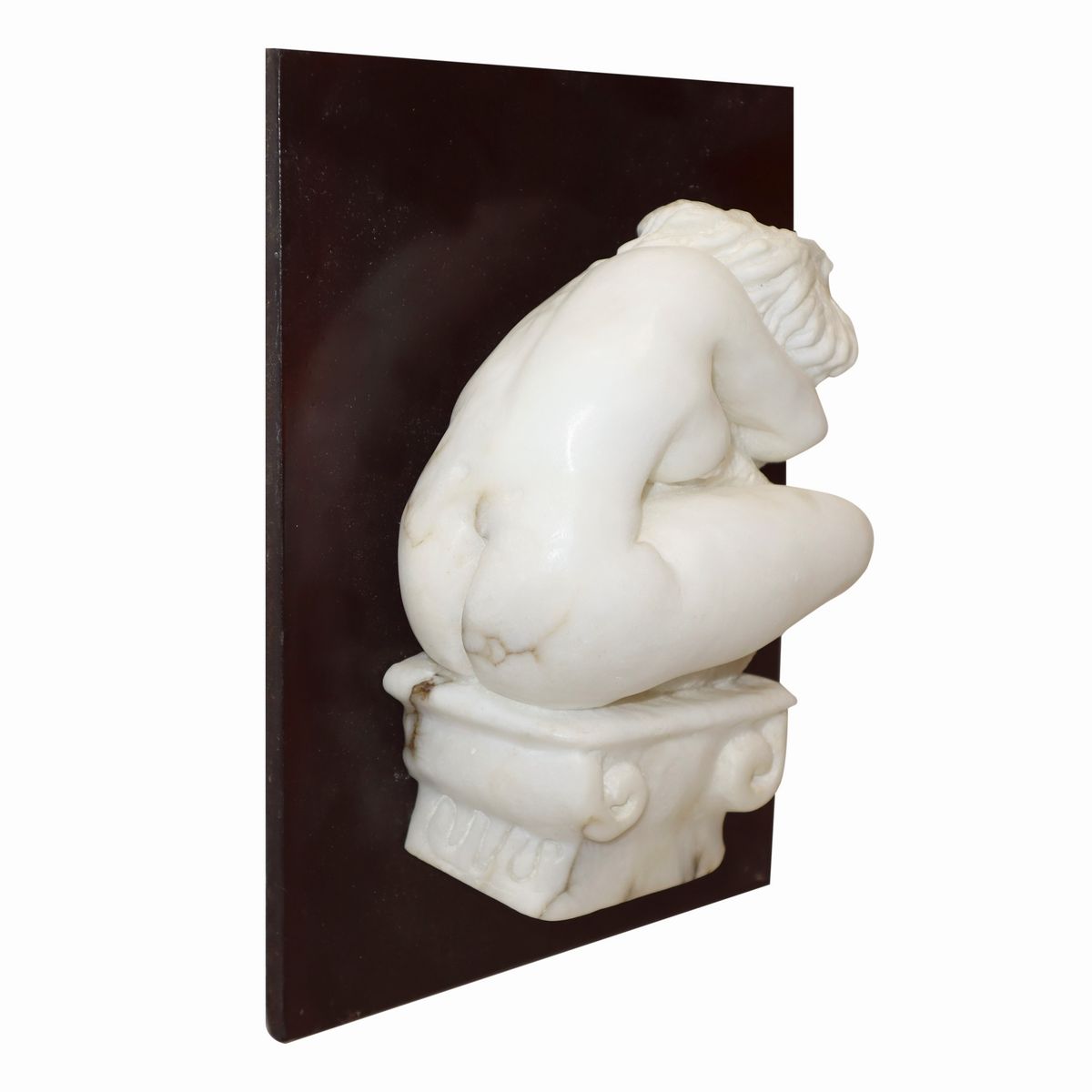 Nudo di donna accovacciato su un capitello, con base in legno