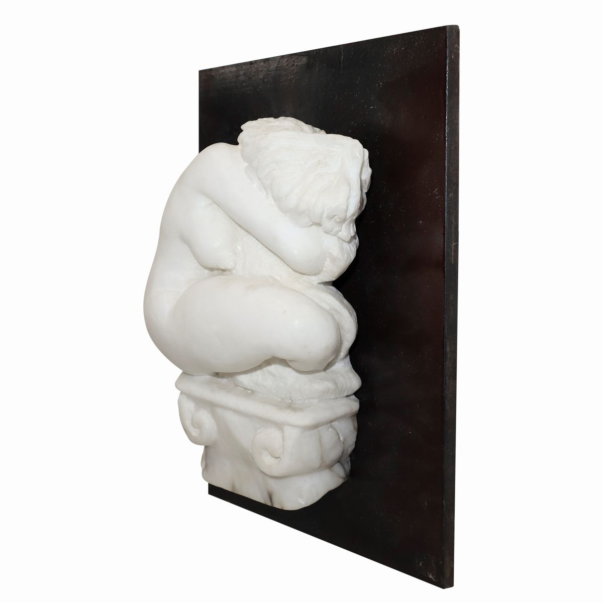 Nudo di donna accovacciato su un capitello, con base in legno