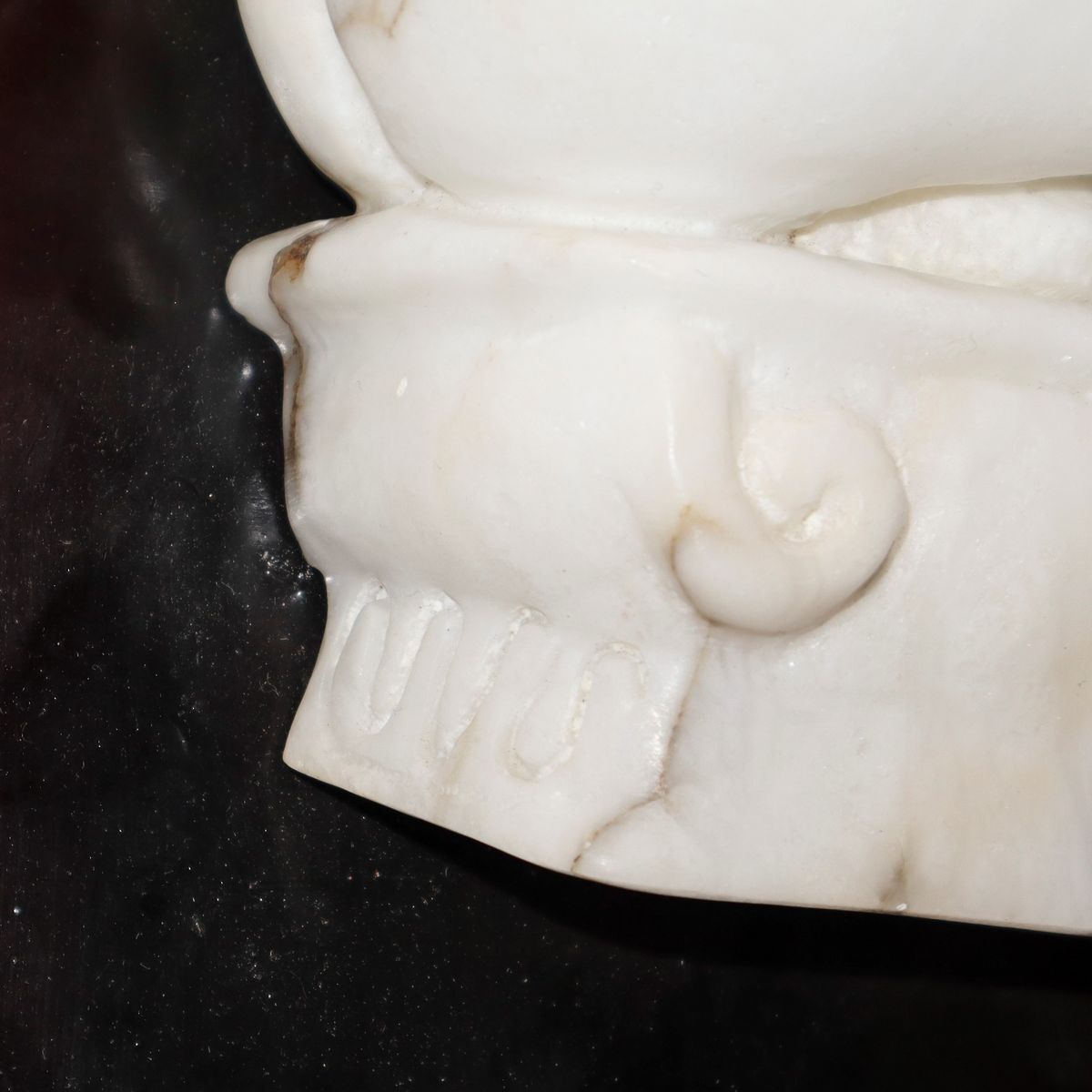 Nudo di donna accovacciato su un capitello, con base in legno