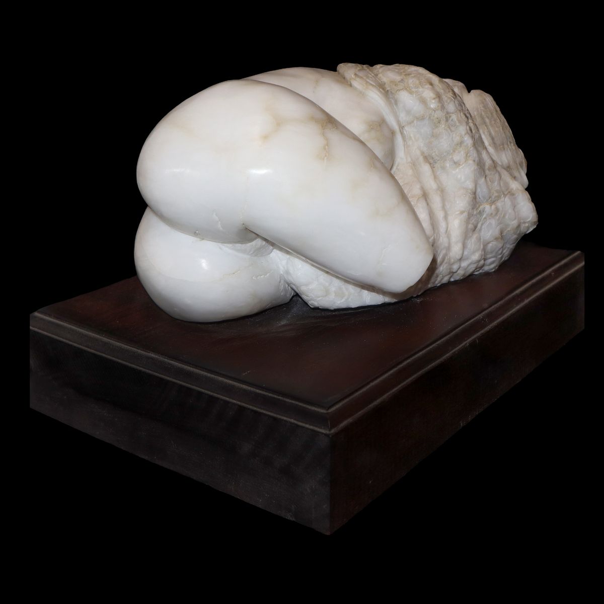 Nudo di donna accovacciato su un capitello, con base in legno