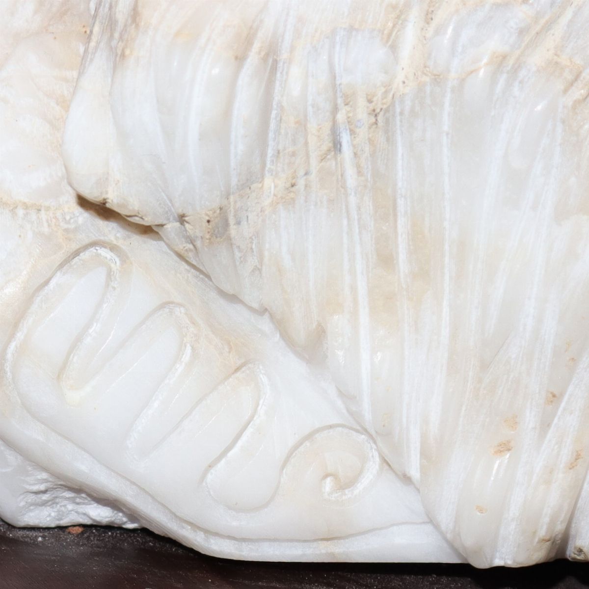 Nudo di donna accovacciato su un capitello, con base in legno