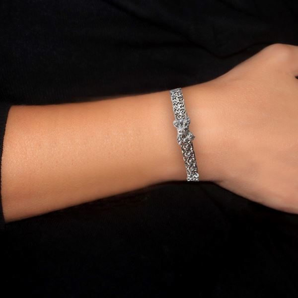 Semi-rigid white gold bracelet with brilliant cut diamond butterfly.