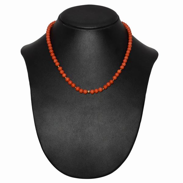 Necklace in degraded corals and gold
