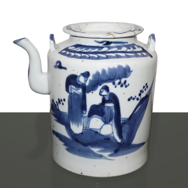 Caffettiera in porcellana cinese dipinta blu su fondo bianco