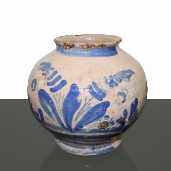 Bowl in Caltagirone majolica on a white background painted with blue floral motifs