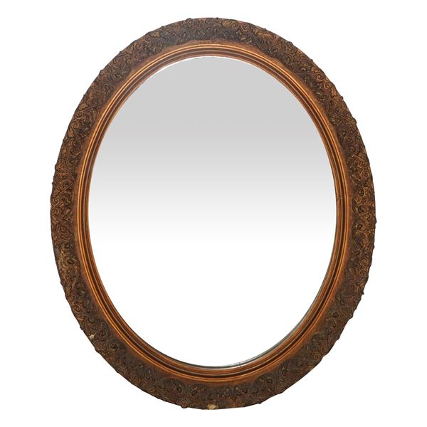 Oval mirror in gilded wood