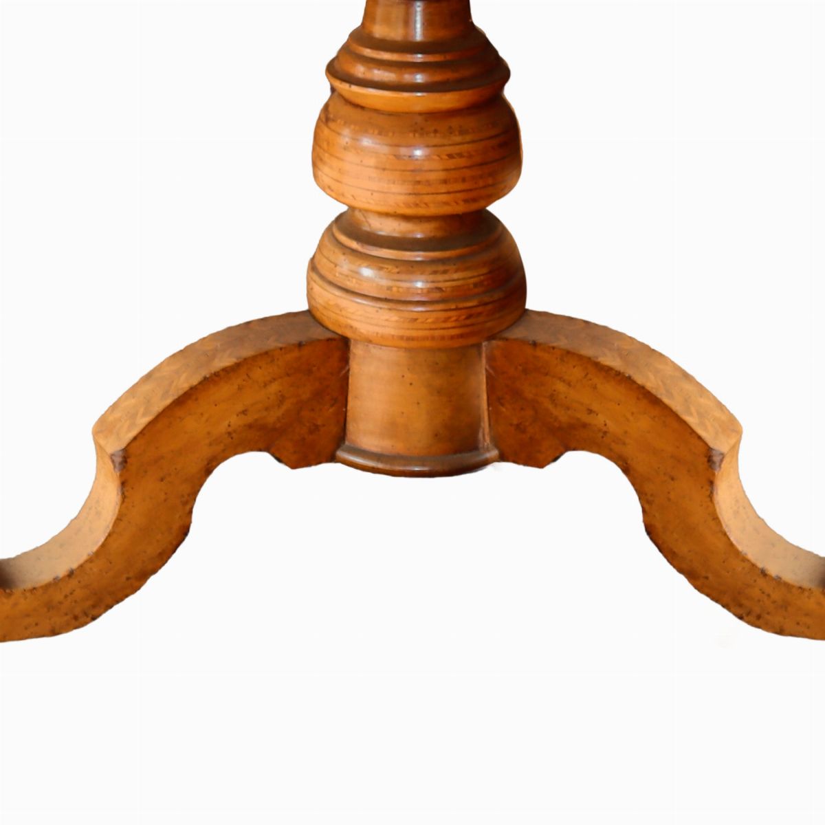 Tavolo rotondo, legno di noce, intarsio a motivi circolari con figura di San Giorgio e il Drago, ...