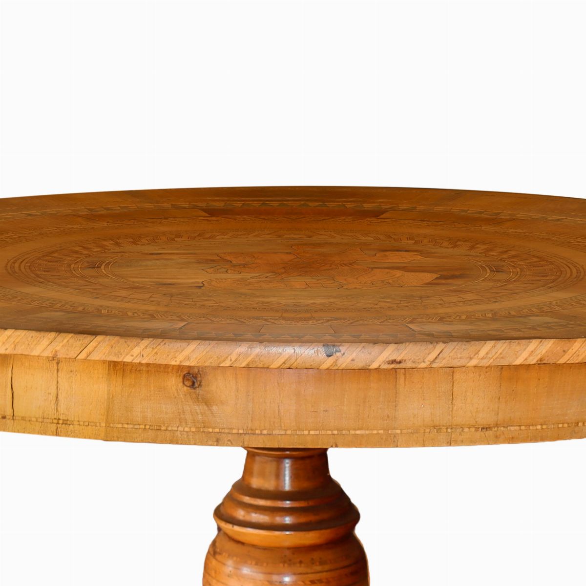 Tavolo rotondo, legno di noce, intarsio a motivi circolari con figura di San Giorgio e il Drago, ...