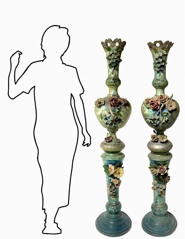 Coppia di vasi napoletani a due corpi, in cotto con decori floreali, secolo XIX. H cm 166. Mancanze nei fiori e nelle foglie.