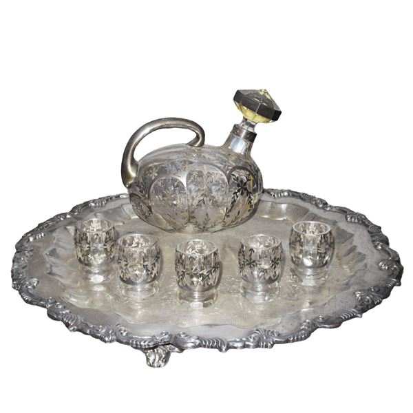 Liquor set consisting of a crystal bottle decorated with silver leaf, 5 shot glasses and silver metal tray