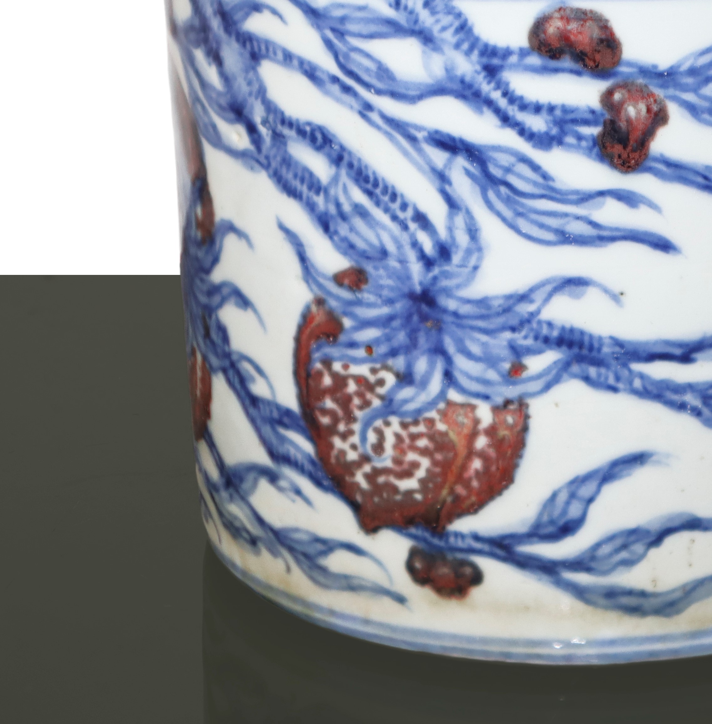 Portapennelli con decori di pesche