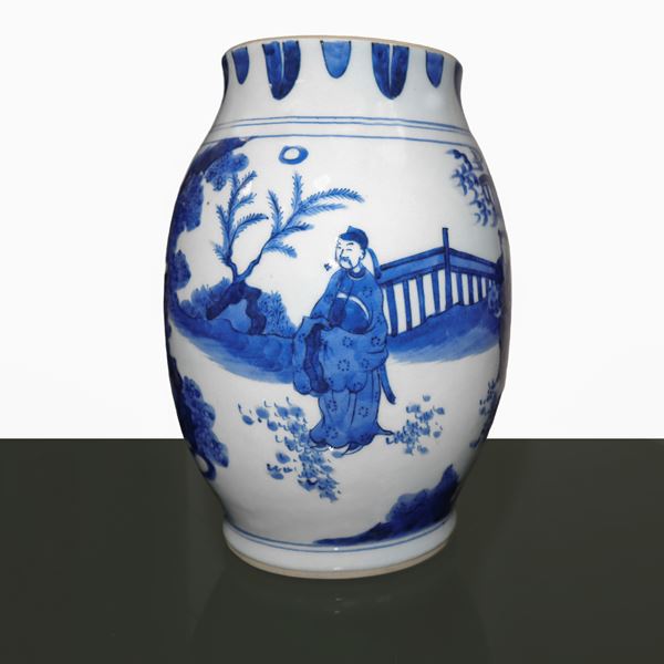 Vaso nei toni del bianco e del blu con scene di genere e paesaggio con cascata