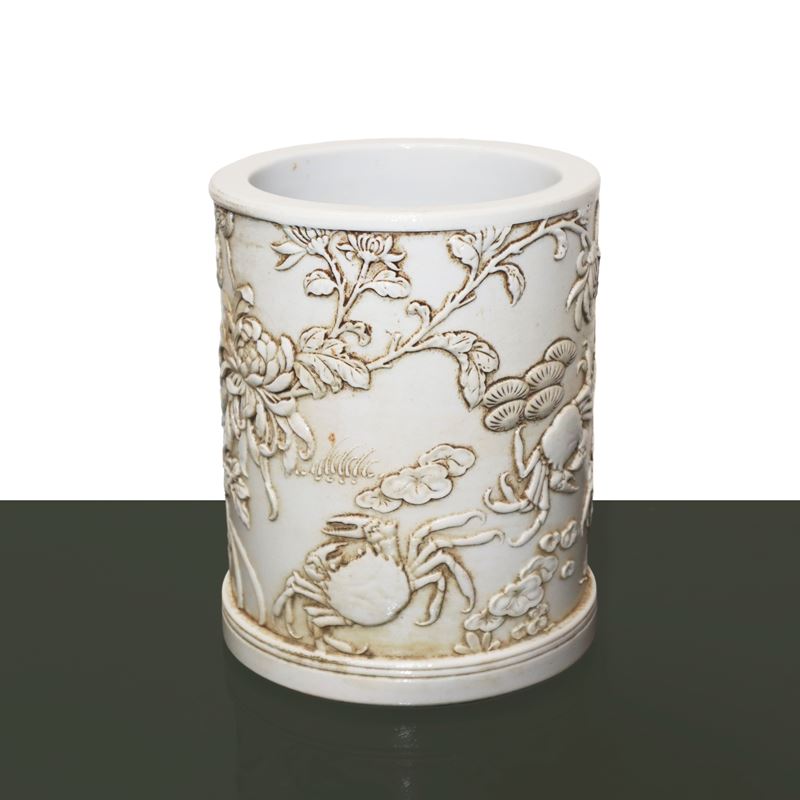 Portapennelli scolpito con raffigurazioni di granchi conciglie e fiori