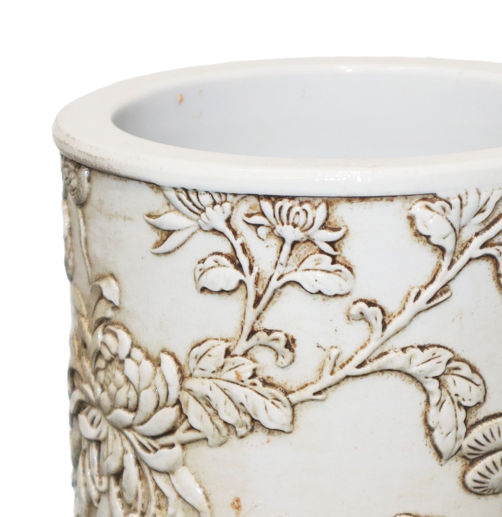 Portapennelli scolpito con raffigurazioni di granchi conciglie e fiori