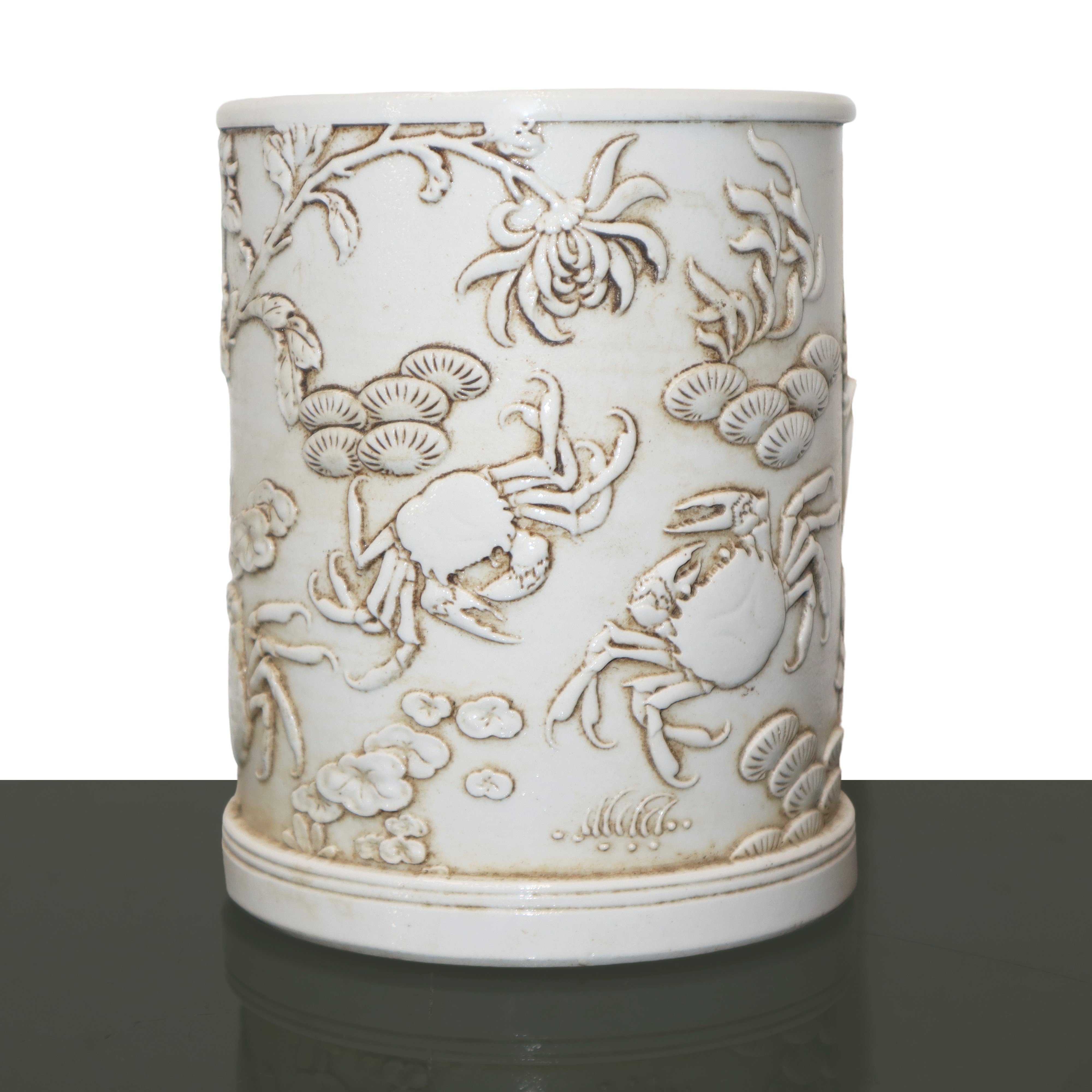 Portapennelli scolpito con raffigurazioni di granchi conciglie e fiori