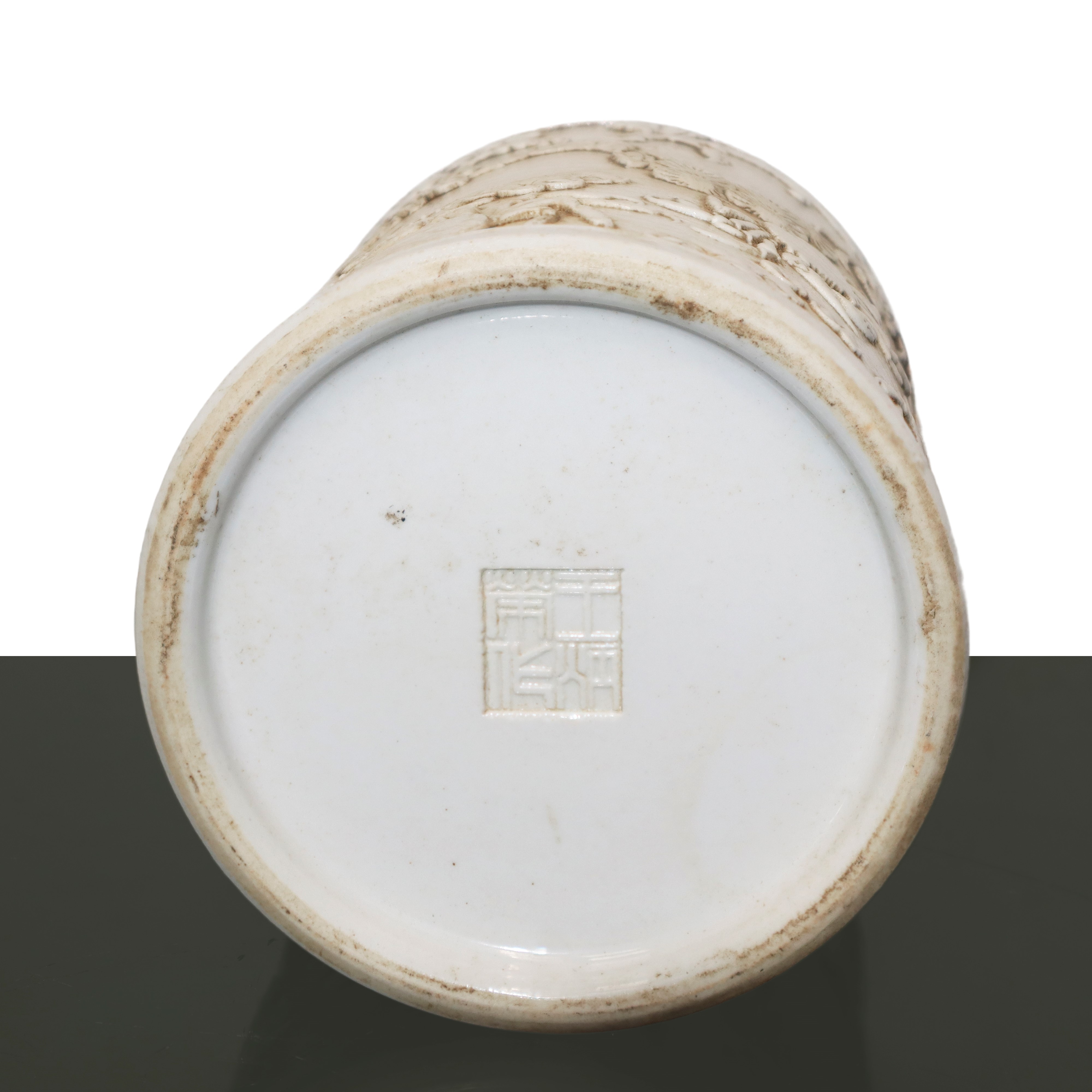 Portapennelli scolpito con raffigurazioni di granchi conciglie e fiori