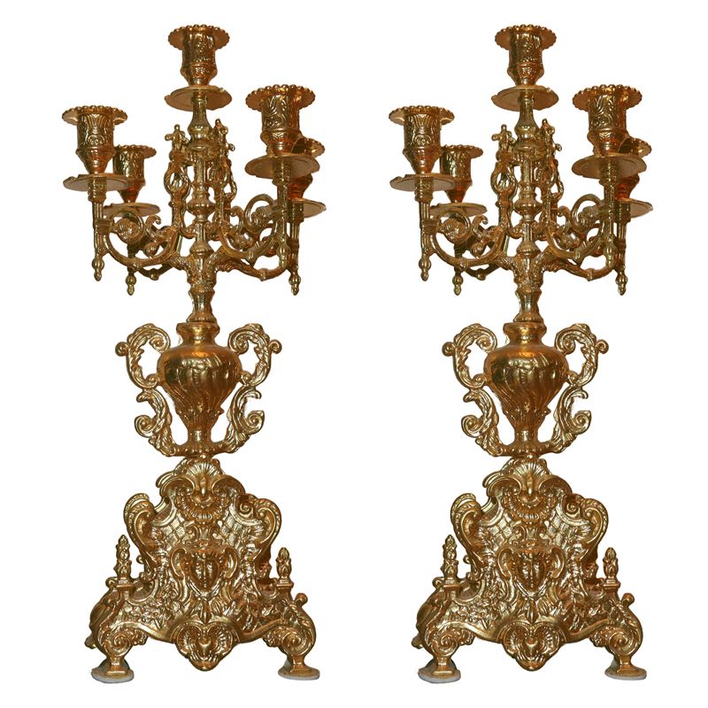 Coppia di candelabri a cinque luci, metallo dorato, stile Luigi XIV (XX secolo)