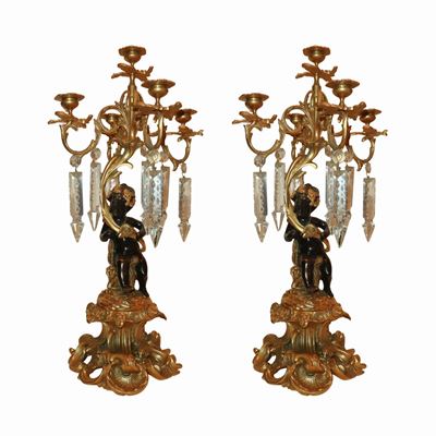 Coppia di Candelabri a 5 Luci con Putti Patinati Neri a Sostegno, Brindoli Molati in Vetro.