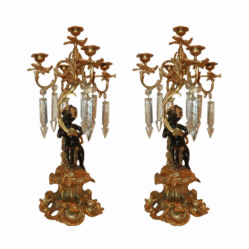 Coppia di Candelabri a 5 Luci con Putti Patinati Neri a Sostegno, Brindoli Molati in Vetro.