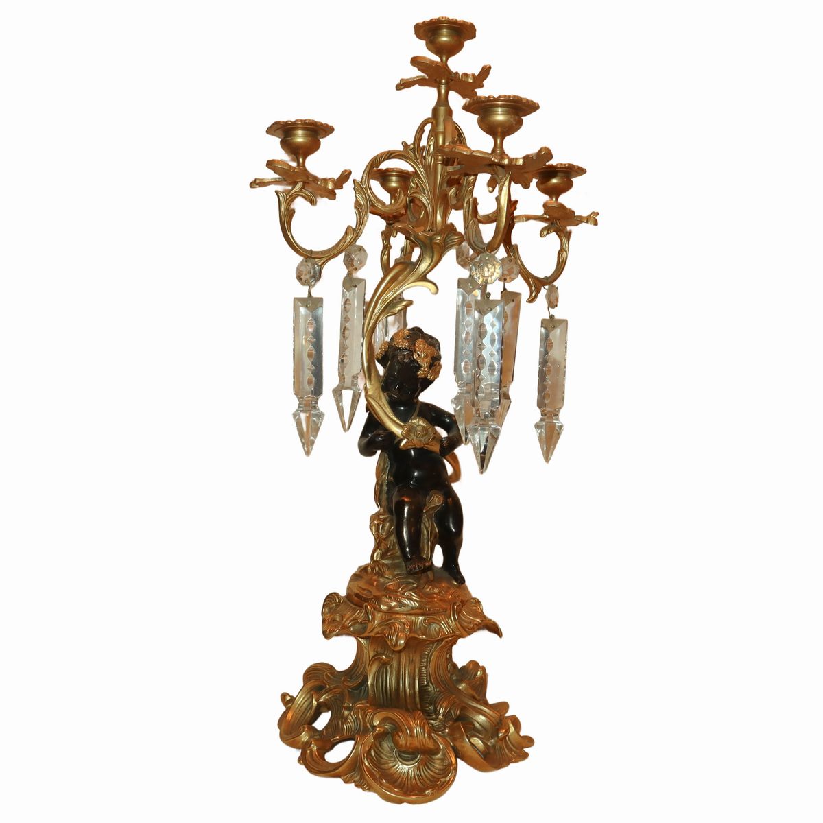 Coppia di Candelabri a 5 Luci con Putti Patinati Neri a Sostegno, Brindoli Molati in Vetro.