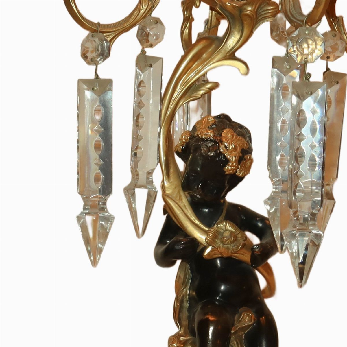 Coppia di Candelabri a 5 Luci con Putti Patinati Neri a Sostegno, Brindoli Molati in Vetro.