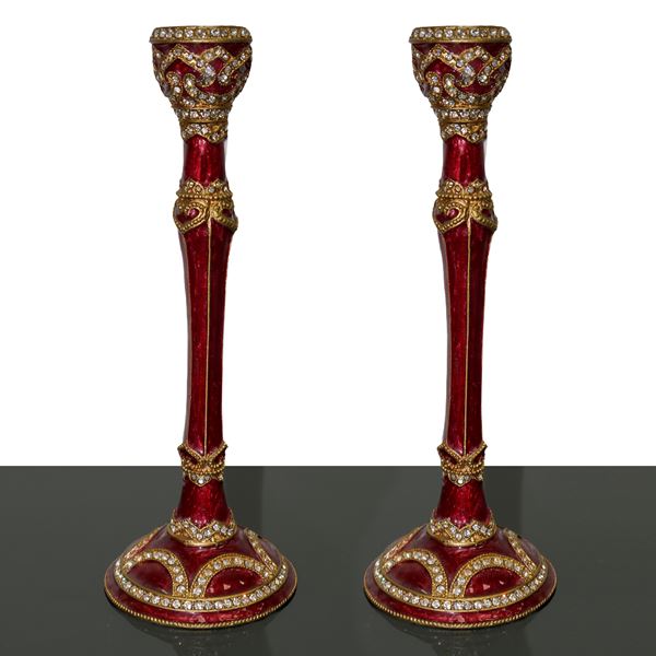 Coppia di candelieri monoforo in metallo laccato bordeaux