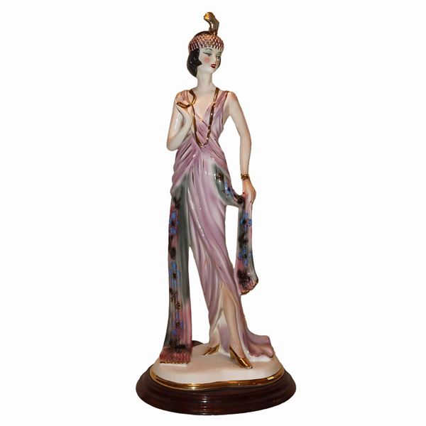 woman in decò clothes, porcelain sculpture