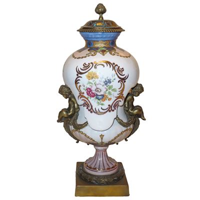 Vaso porcellana bianca, decorazione dipinta e putti in bronzo dorato applicati ai lati (XX sec.)