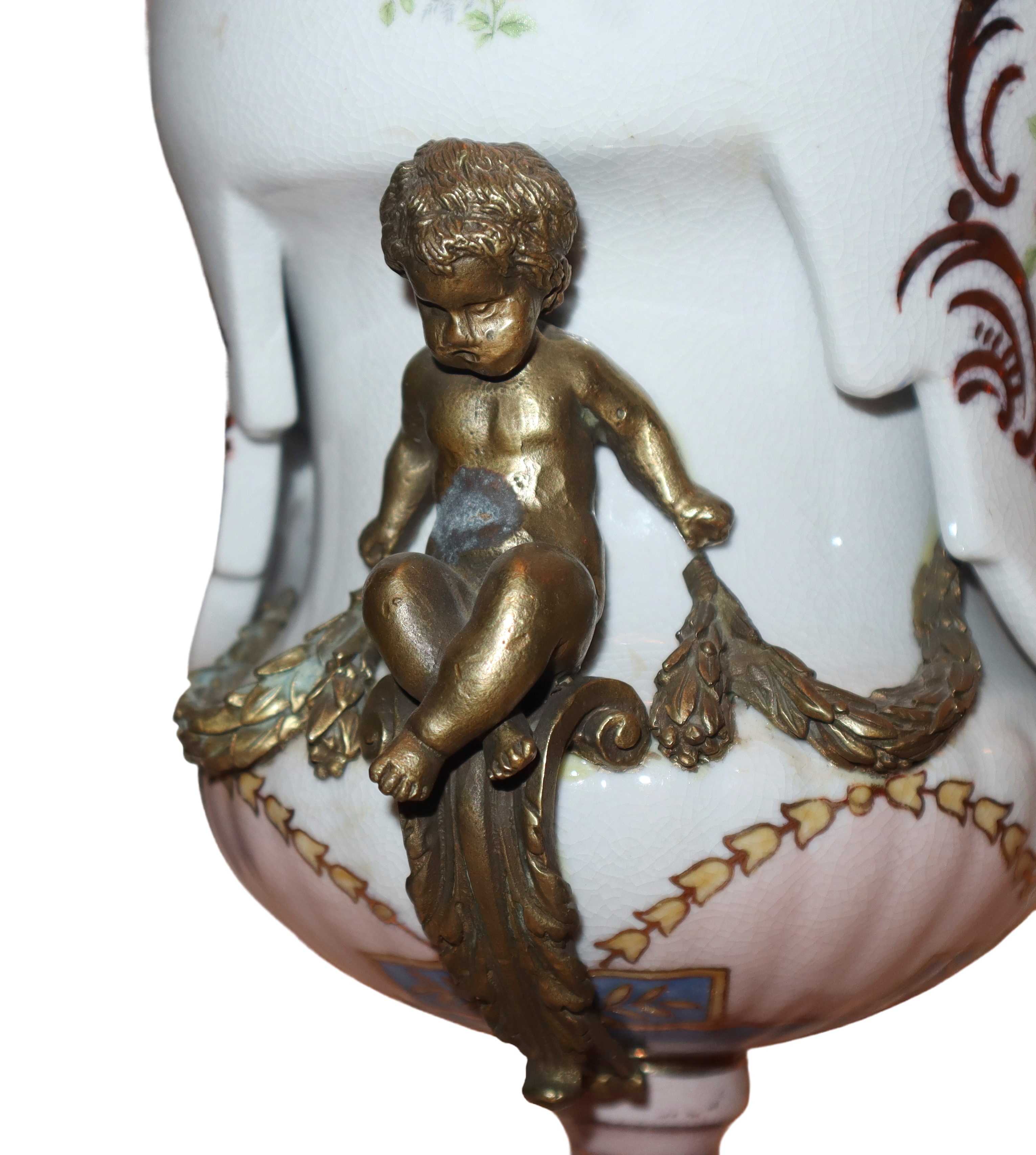 Vaso porcellana bianca, decorazione dipinta e putti in bronzo dorato applicati ai lati (XX sec.)