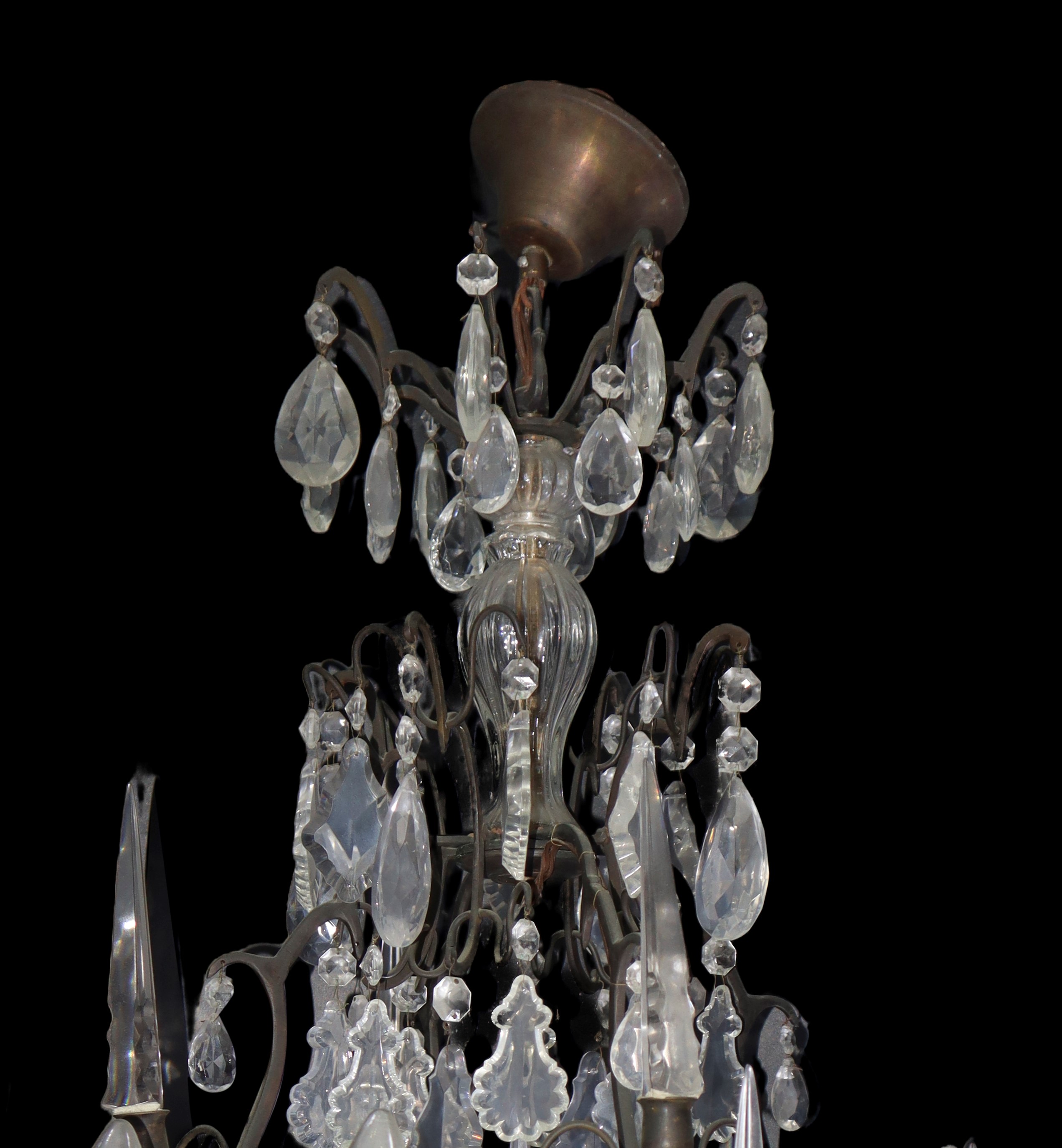 Lampadario con struttura in metallo, brindoli in vetro molati a mano, 8 luci