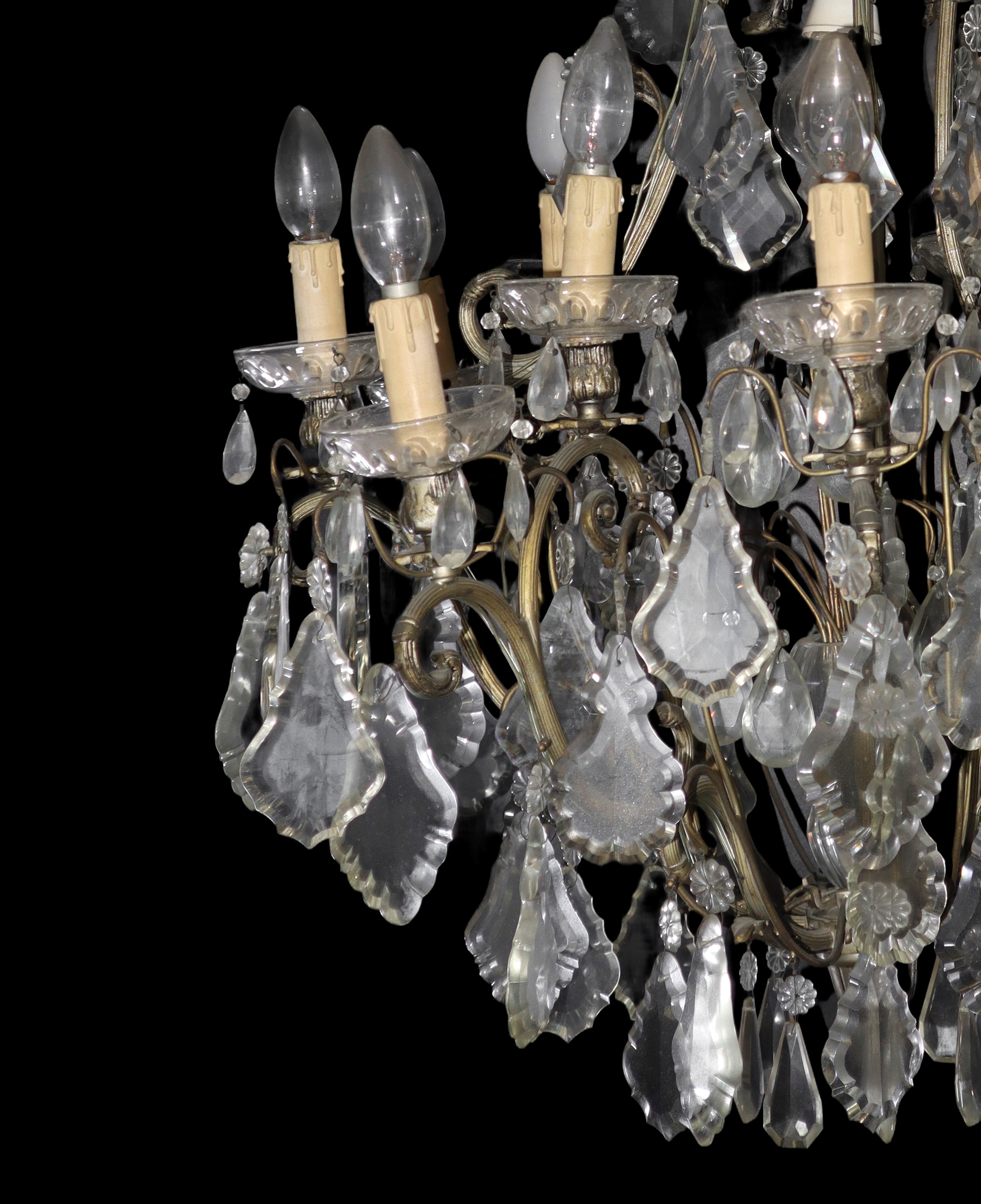 Lampadario con struttura in metallo, brindoli in vetro, 13 luci