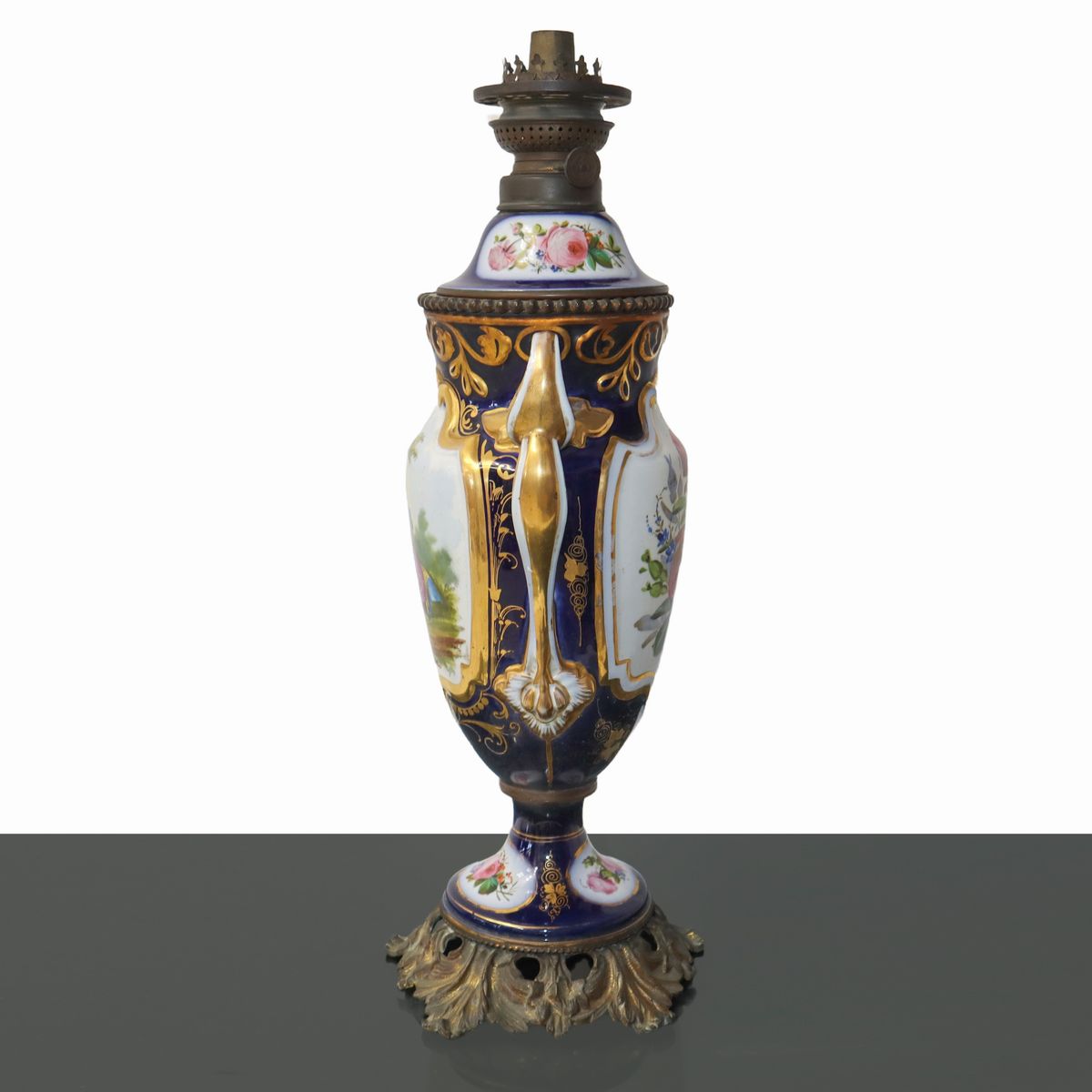 Lume in Porcellana Stile Sevres con Dipinti di Bambini e Fiori ,senza Boccia