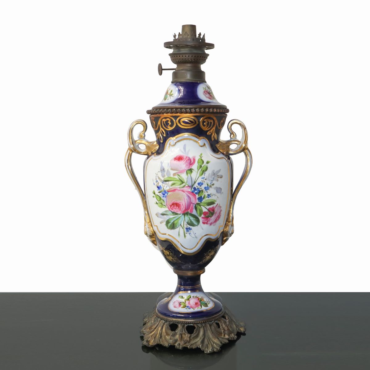 Lume in Porcellana Stile Sevres con Dipinti di Bambini e Fiori ,senza Boccia