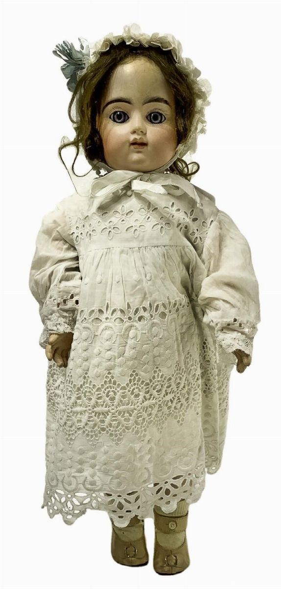 Doll in biscuit porcelain and body in composite material, white embroidered dress with cap and blue ribbon, real hair, eyes fixed, movable limbs, signing BPI 2 G, circa 1880, provenance Paris, stamped body jumean, gold medal, mouth closed, h cm 58 about