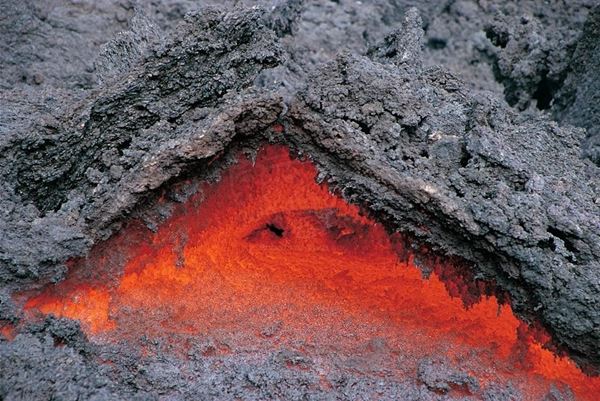Collezione EM, titolo "Delta", anno 2000. Etna: eruzione 2000, crosta di lava piegata da bolla di gas, lava fluida all'interno, diapositiva  1 / 8 , 50x74,5, CIBACHROME stampa diretta da diapositiva ,  forex bianco 10mm 