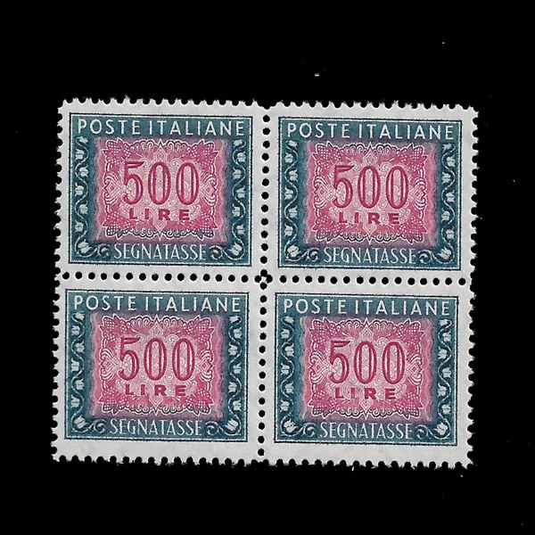 1976. Blocco di quattro 500 lire segnatasse, dentellato linearmente 13 1/4 per 13 1/4, filigrana "stelle" del secondo tipo con file di stelle inclinate di 65° verso sinistra, nuovo con gomma vinilica. Cert. Enzo Diena.
