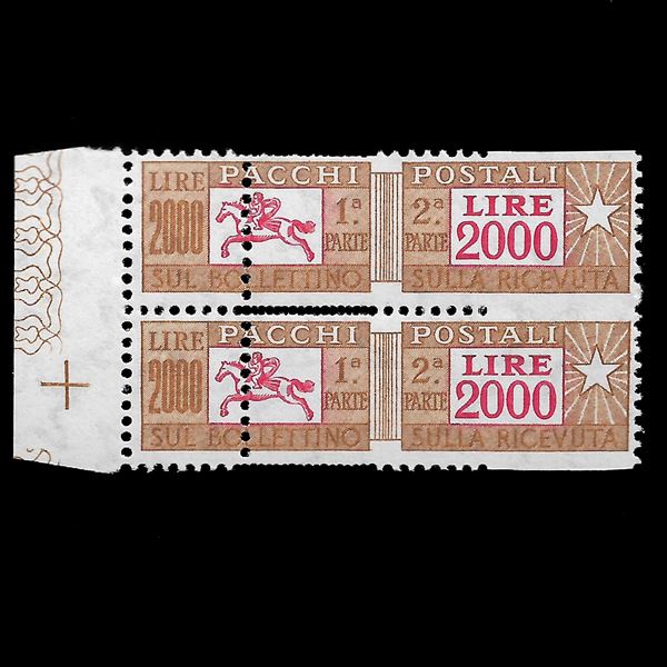 1957/1979.  Coppia verticale varietà del lire 2.000. Stelle 4° tipo, gomma vinilica: dentellatura centrale spostata sulla 1a sezione e sezione di destra non dentellata orizzontalmente. Sassone specializzato n. 105Ee.