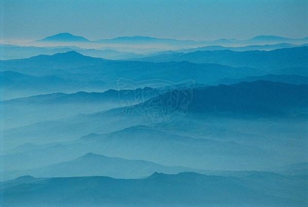 Collezione EM, titolo "7204", anno 2004. Etna: vista dal cratere verso ovest (interno della Sicilia)montagne con nebbia azzurra, diapositiva  1 / 8 , 50x74,5, CIBACHROME stampa diretta da diapositiva ,  forex bianco 10mm 