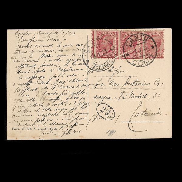 1906. Cartolina in tariffa, da Cantù a Catania, 4/01/1923, affrancata con striscia orizzontale di tre  esemplari del  10 c. (Sassone n.82md). Dentellatura sinistra fortemente spostata a sinistra e diciture marginali parzialmente all'interno del francoboll