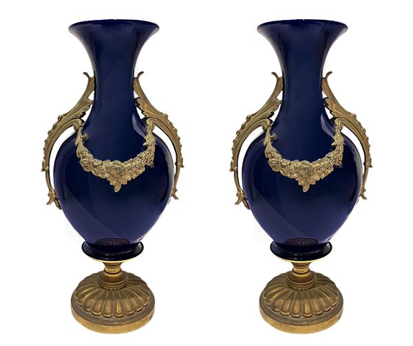 Coppia di vasi in porcellana blu, con applicazioni in bronzo dorato, inizi XX secolo. H cm 44

