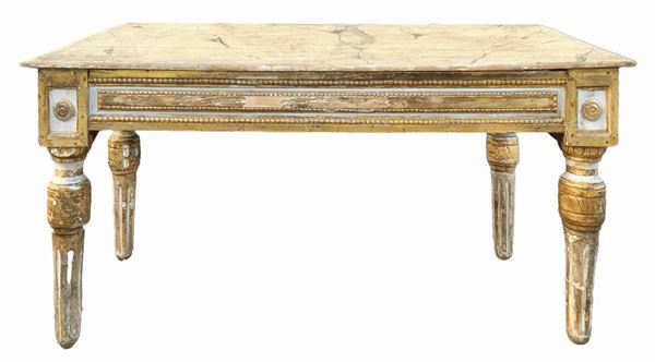 Coffee table in gilded and lacquered wood, lacquered faux marble, late nineteenth century. H 50 cm Width 126x58 cm