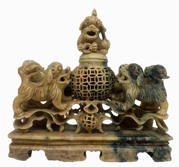 Monumental incense burner in soapstone depicting two Shishi (a creature half lion and half dog). Ching Dynasty. Emperor Tung-Chih (1862-1873). H 16 cm Width 16.5 cm.