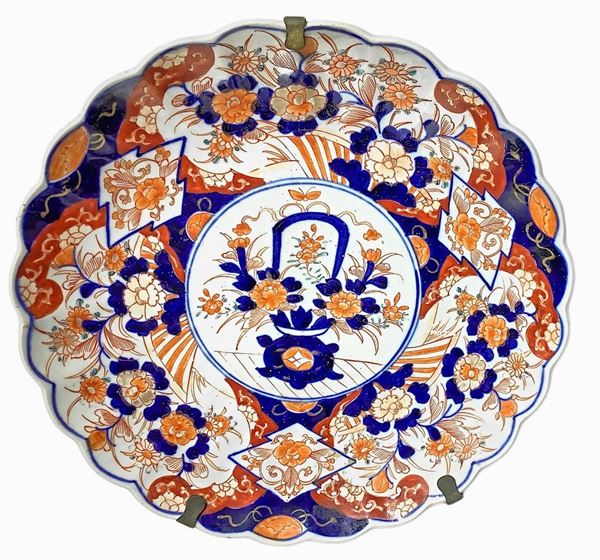 Piatto in porcellana Imari, XVIII secolo. Diametro cm 38