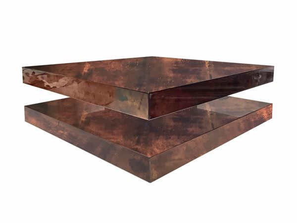 Prod.Aldo Tura, tavolo da salotto con struttura in legno rivestimento in pergamena acrilicata nei toni del marrone, con doppio ripiano. Segni d’uso.