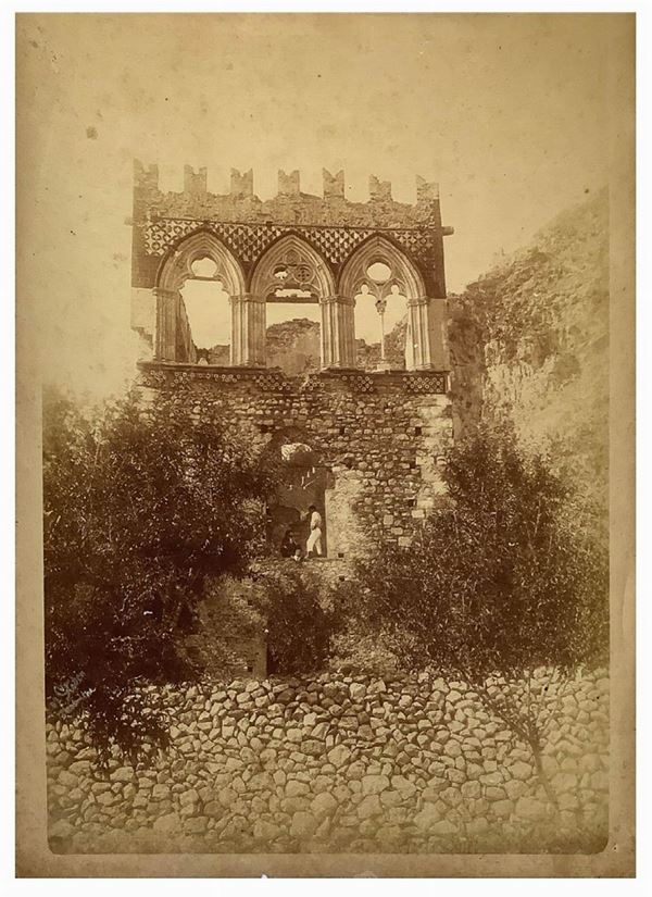 Wilhelm Von Gloeden - Tre archi con merli palazzo semidistrutto di Taormina