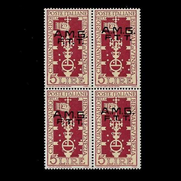 1949. Biennale Venezia, blocco di quattro del 5 l. rosso bruno, costituito da due coppie orizzontali con le soprastampe disallineate (Sassone 35af). Nuovo, firmato Raybaudi.