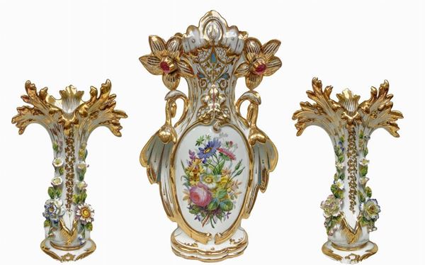 Trittico in porcellana Luigi Filippo con decorazioni floreali e oro, XIX secolo. H cm 44. H cm 32. Piccole sbeccature.